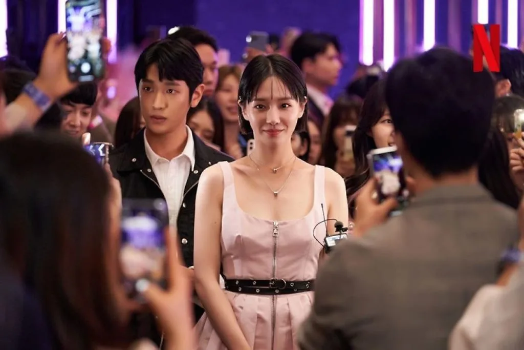 Park Gyu-young xuất hiện trong bộ đầm cut-out quyến rũ giữa ánh đèn sân khấu
