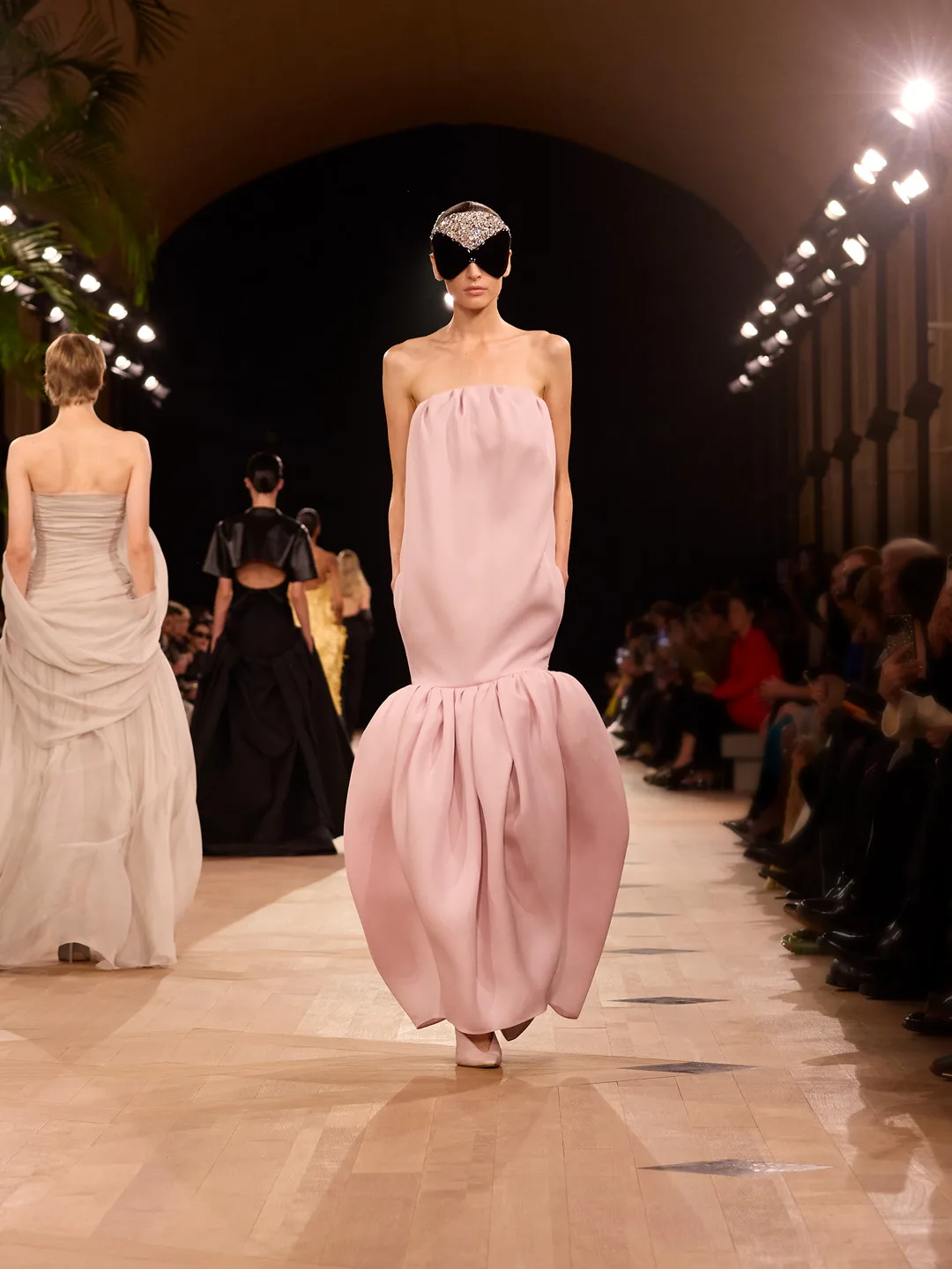 Dưới sự dẫn dắt mới, Balenciaga khai thác cấu trúc trang phục theo hướng uyển chuyển hơn, kết hợp kỹ thuật couture với cảm xúc thị giác.