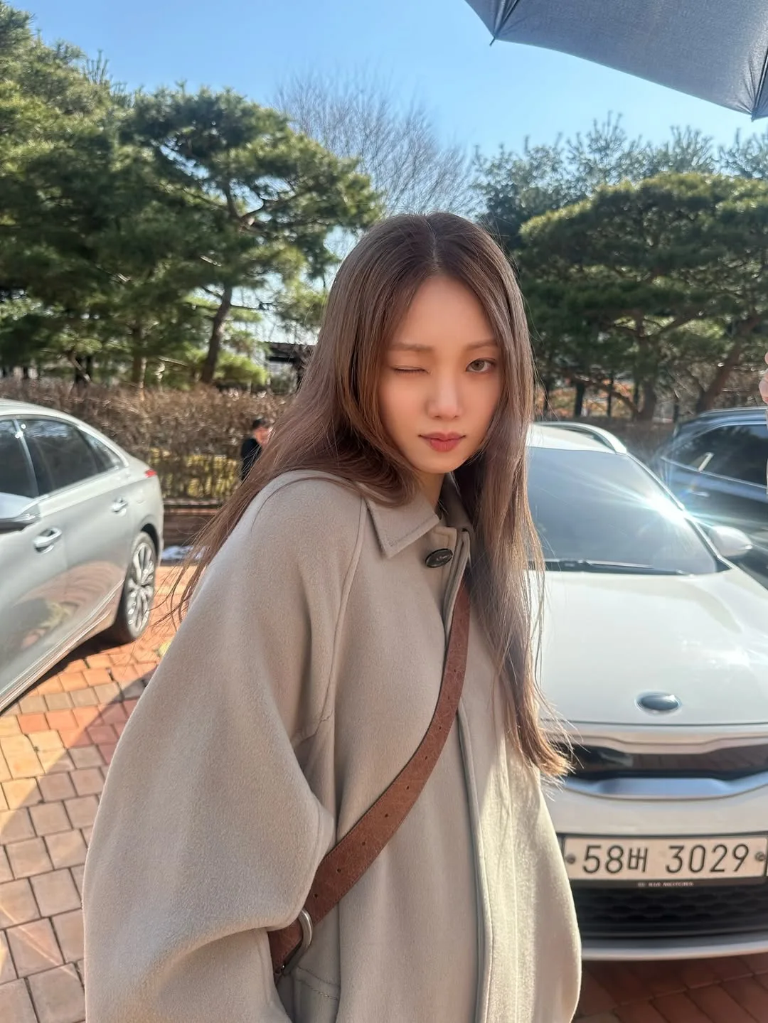 Áo blazer phom rộng – lựa chọn quen thuộc của nhân vật.