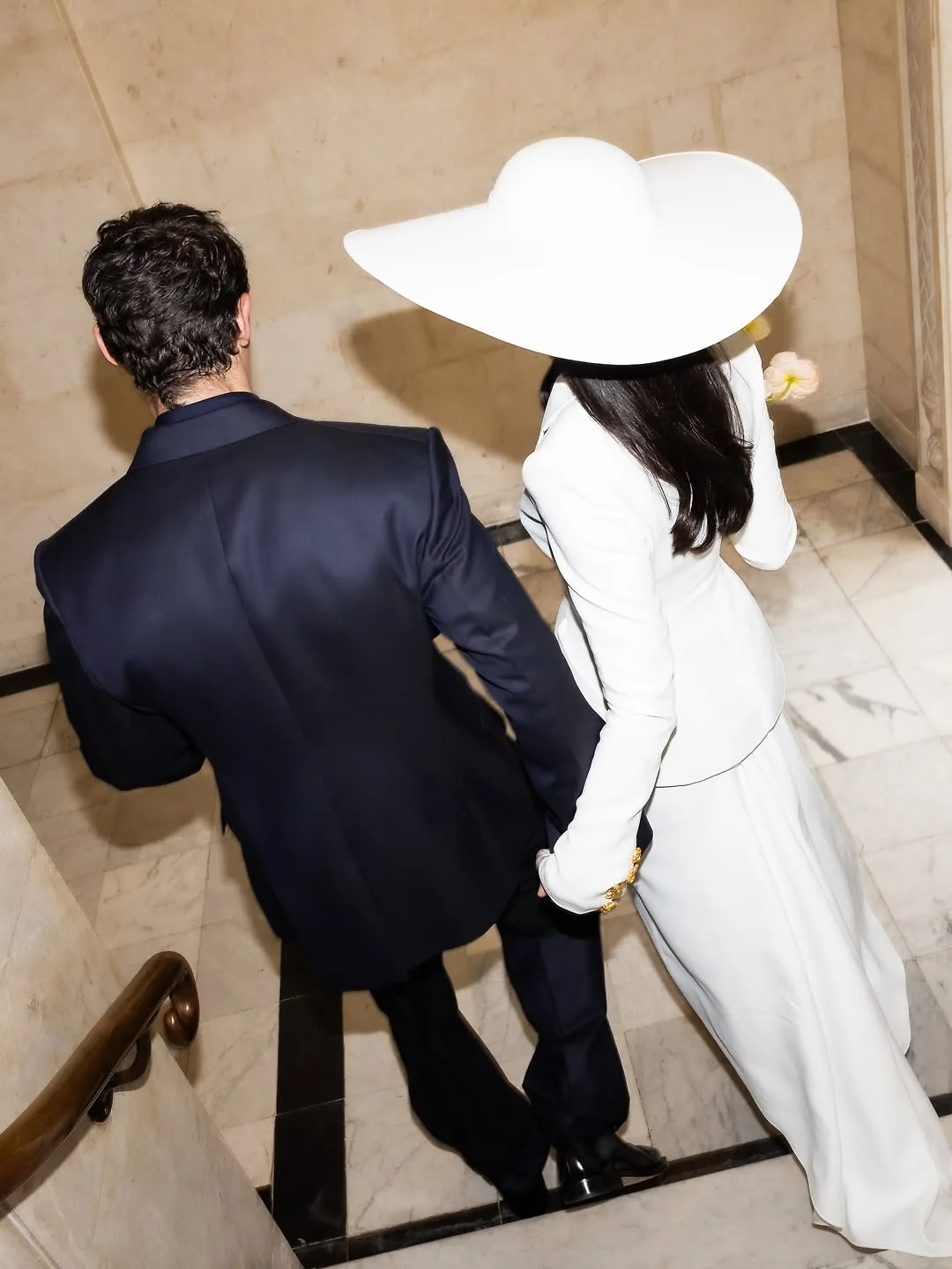 Lễ cưới dân sự của Dua Lipa và Callum Turner