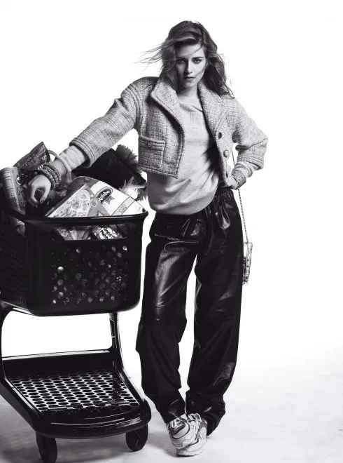 Áo jacket vải tweed, quần da bê Chanel, Áo len cotton tổng hợp A.P.C, Túi xách plexiglass Chanel, Vòng tay kim loại và vải tweed, plexiglas Chanel, Giày sneaker Chanel