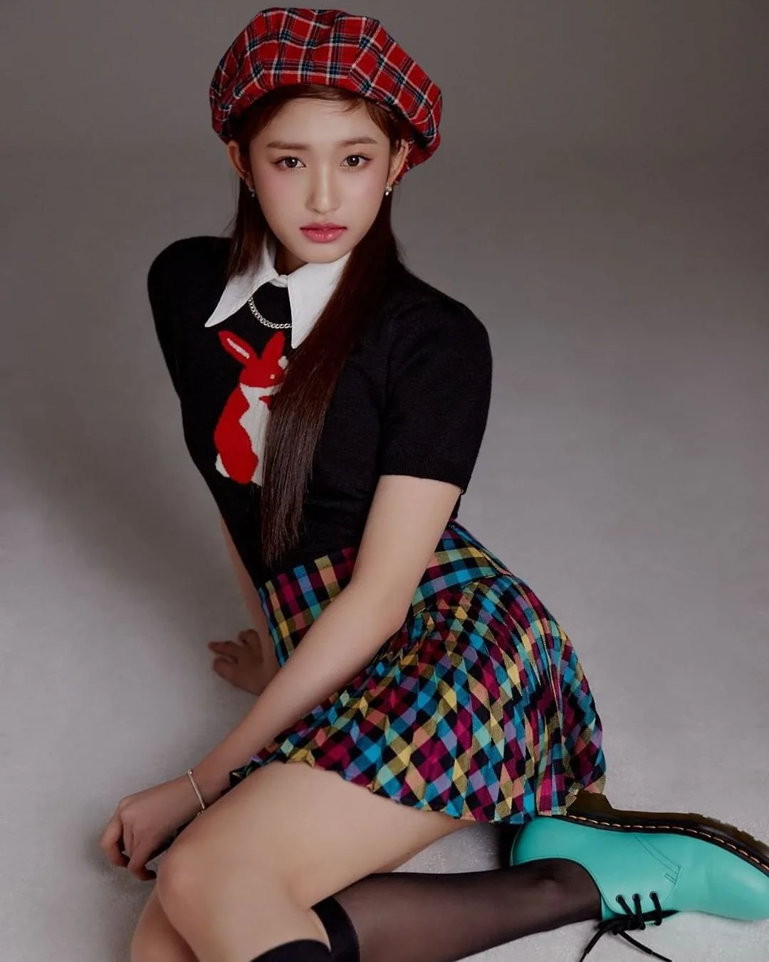 Leeseo đội mũ nồi đỏ preppy