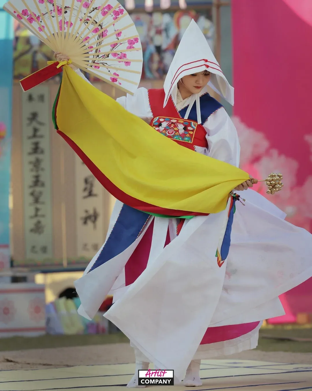 Nữ pháp sư Cho Yi Hyun trong Head Over Heels
