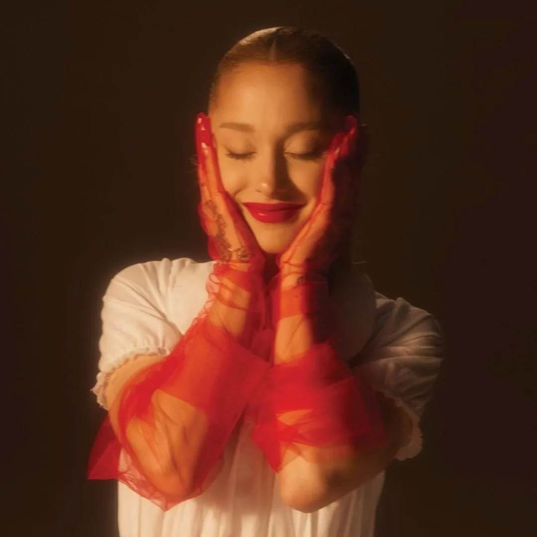 Ariana Grande trong poster album