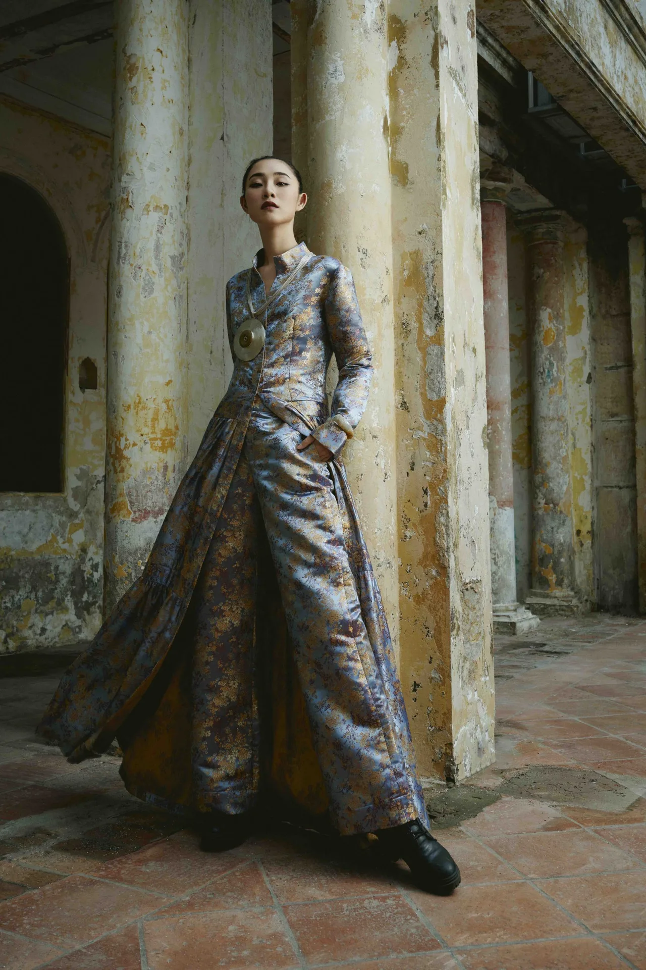 thiết kế với chất liệu gấm hoa từ chu fashion