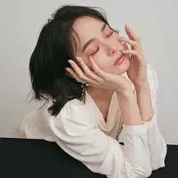 cô gái chống tay lên mặt