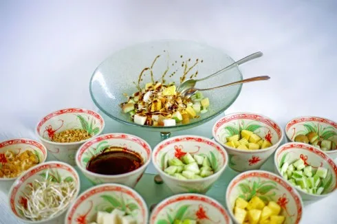 Ẩm thực Singapore nổi tiếng với các món ăn phong phú mang dấu ấn của nhiều quốc gia lân cận.