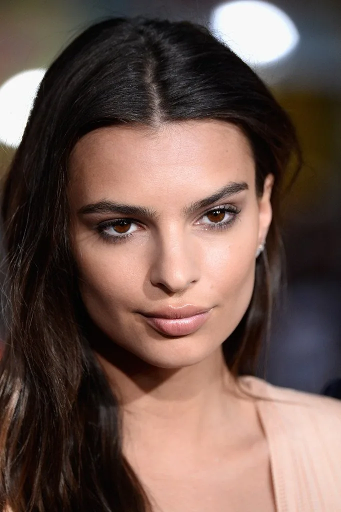 Cảm hứng trang điểm son nude quyến rũ từ Emily Ratajkowski