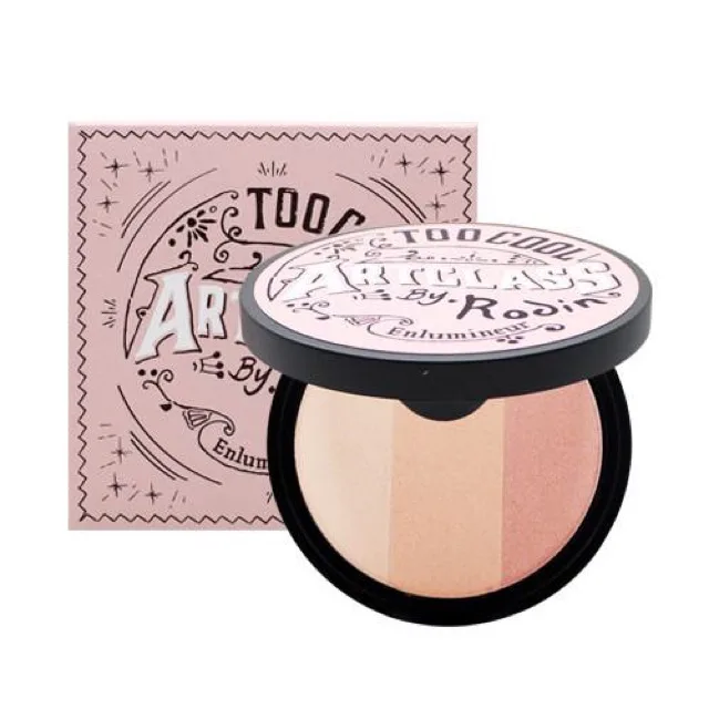 Too Cool For School Art Class By Rodin Highlighter có chất phấn nhuyễn mịn. Nhờ đó khi lên da tạo độ bắt sáng rất tốt. Too Cool For School Art Class By Rodin Highlighter có chất phấn nhuyễn mịn. Nhờ đó khi lên da tạo độ bắt sáng rất tốt.