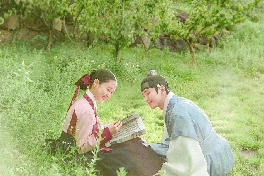 Phim Hàn Cổ Tay Áo Màu Đỏ