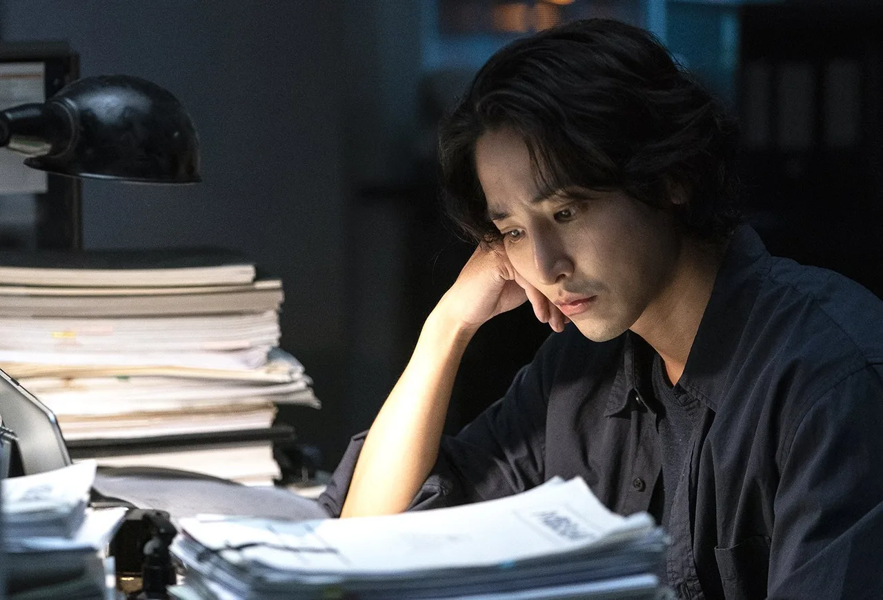 S Line tái hiện một thế giới nơi các mối quan hệ thể xác giữa con người được kết nối bằng những sợi chỉ đỏ.
