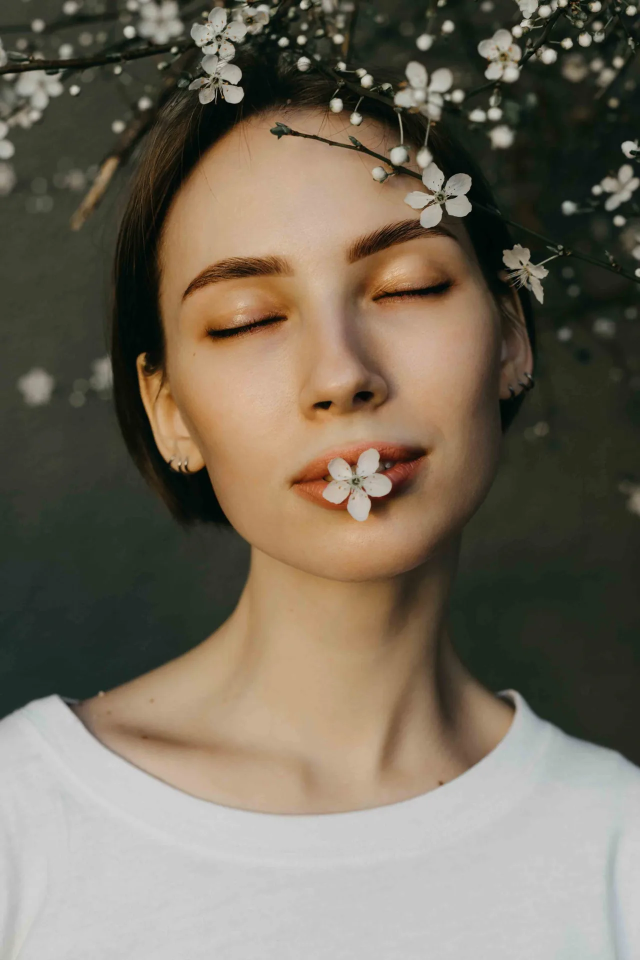 cô gái ngậm hoa và những con số