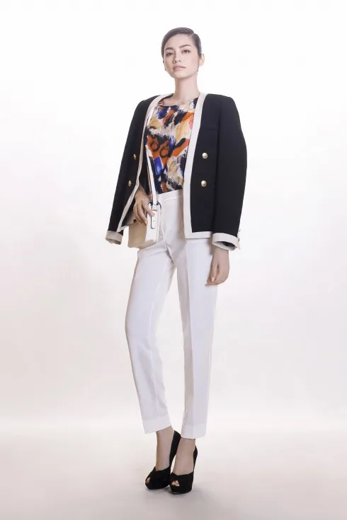 Áo lụa MANGO 849.000 VNĐ - Áo khoác MANGO 2.599.000 VNĐ - Quần vải MANGO 999.000 VNĐ - Túi xách MANGO - Giày CHARLES & KEITH