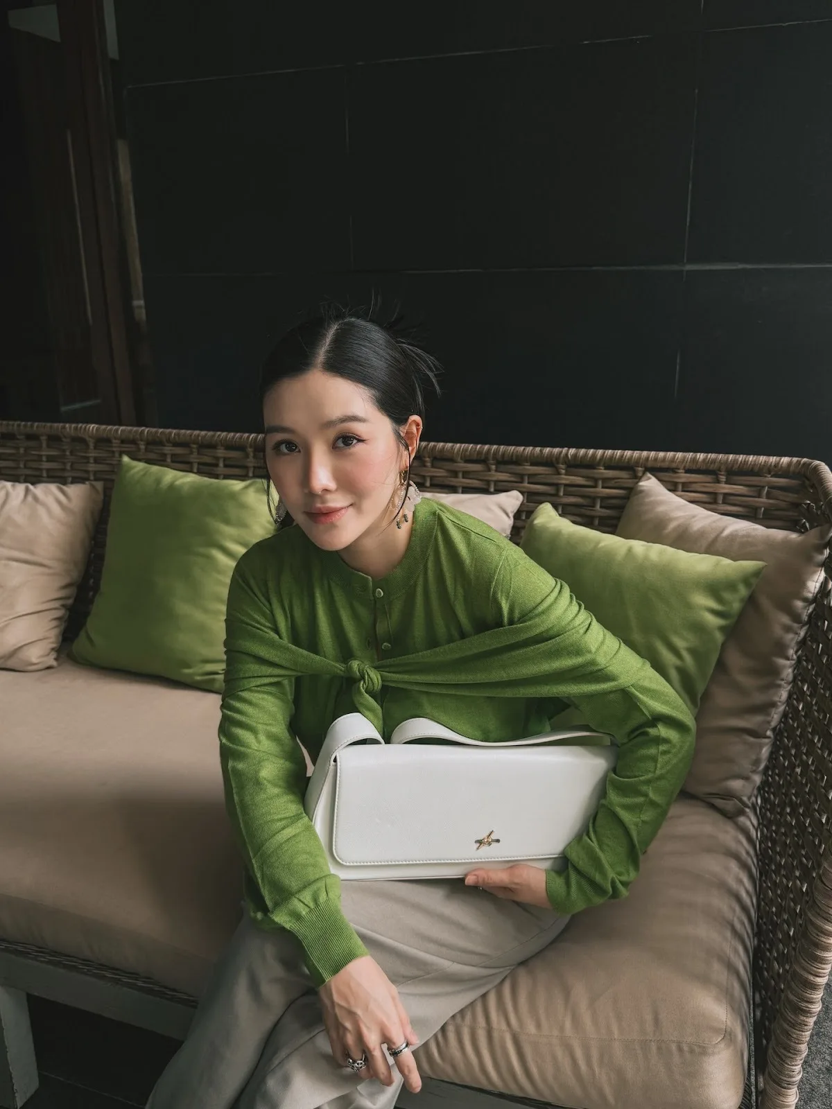 Màu xanh mang đến sự tươi mới và nhẹ nhàng, thích hợp mặc vào giữa tuần để trung hoà và làm mới năng lượng