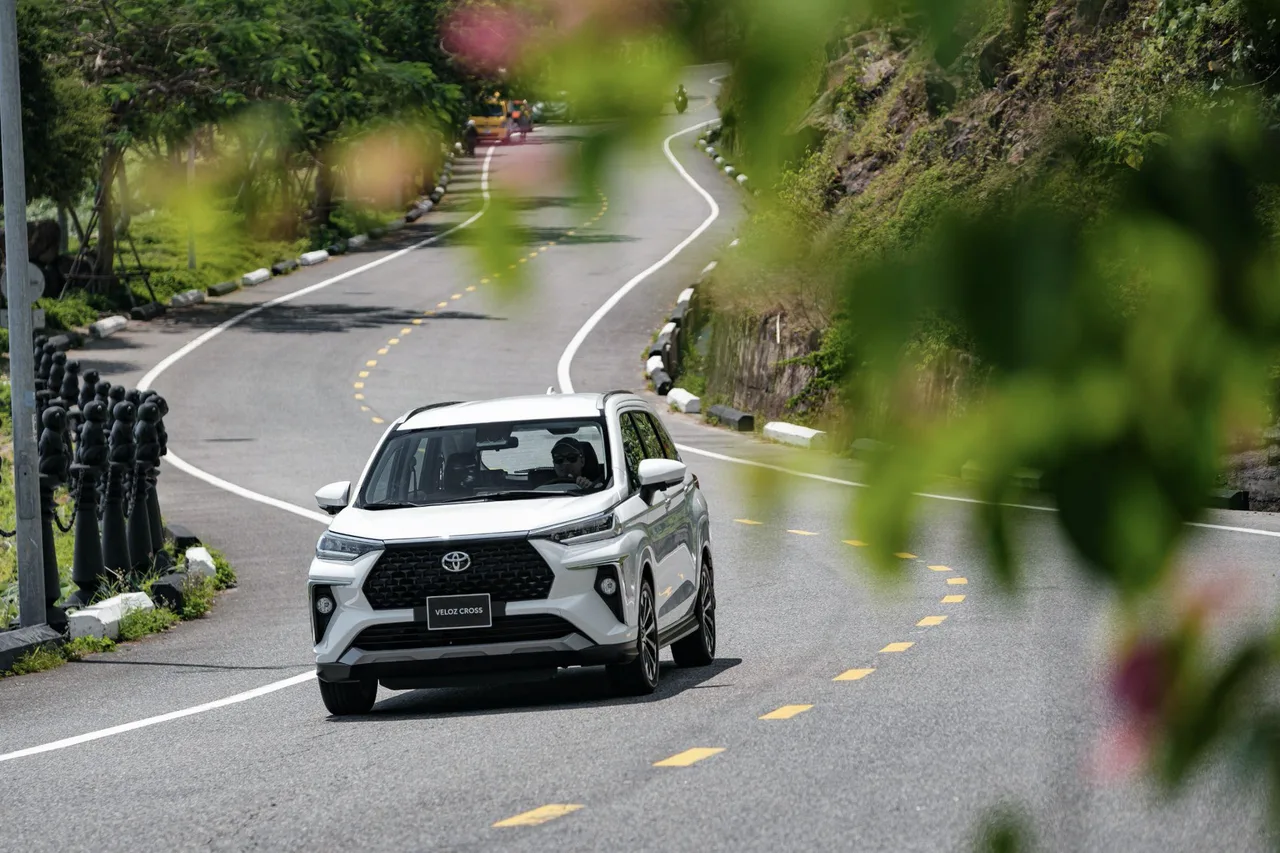 xe hơi veloz toyota