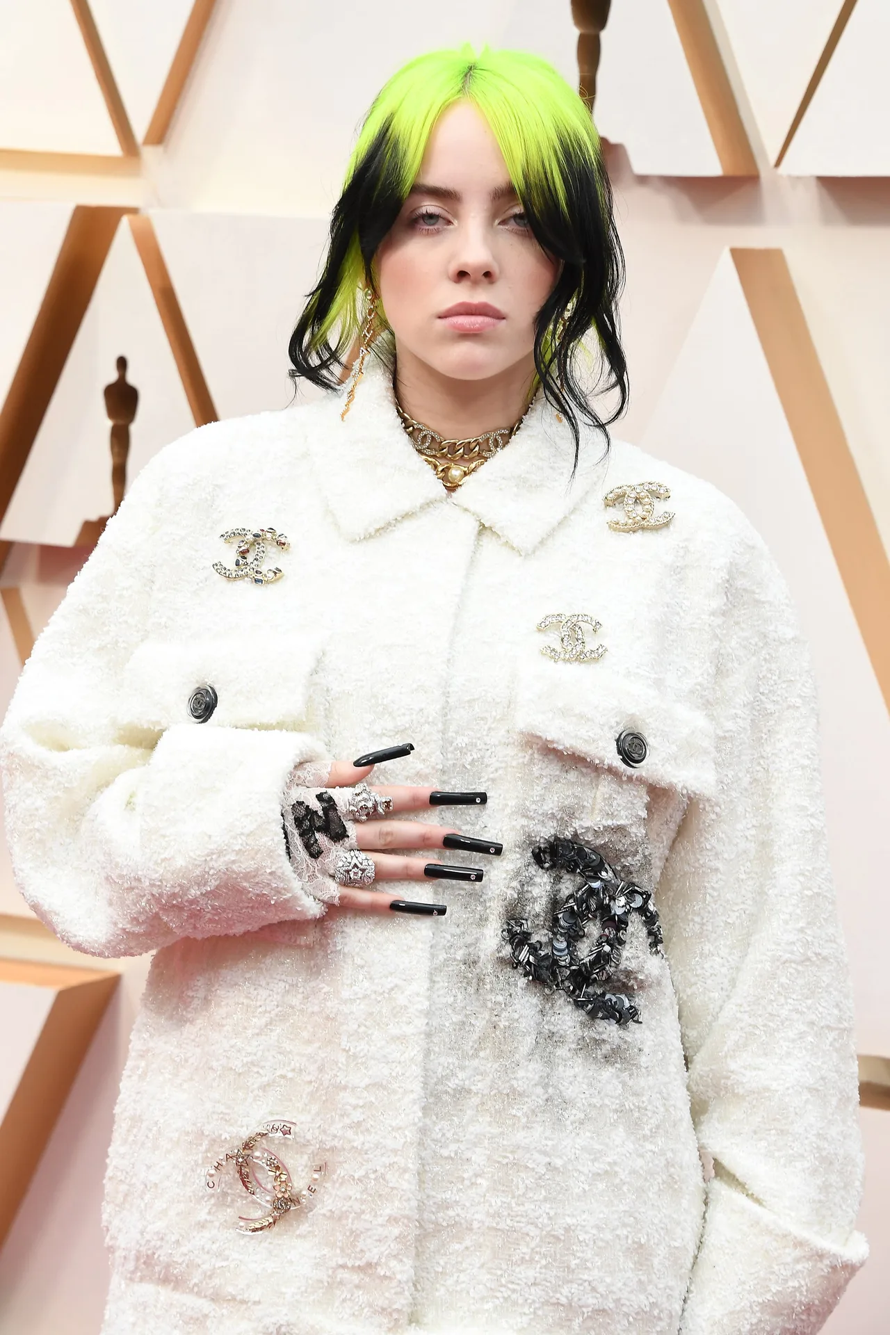 Billie Eilish xuất hiện với phong cách thời thượng tại lễ trao giải Oscar.