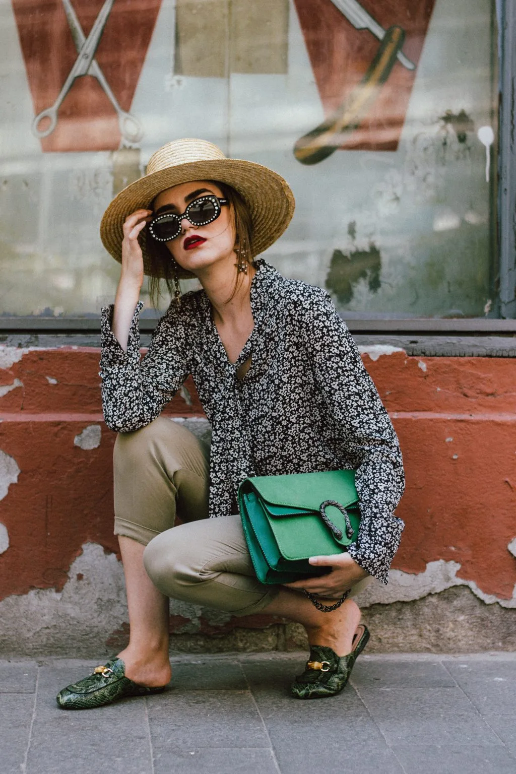cô gái đội mũ panama bằng cói và áo blouse hoa