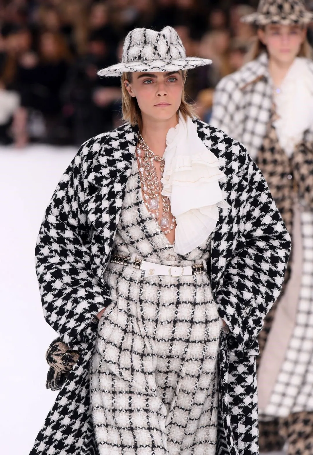 người mẫu thời trang lgbt cara delevinge chanel karl lagerfeld