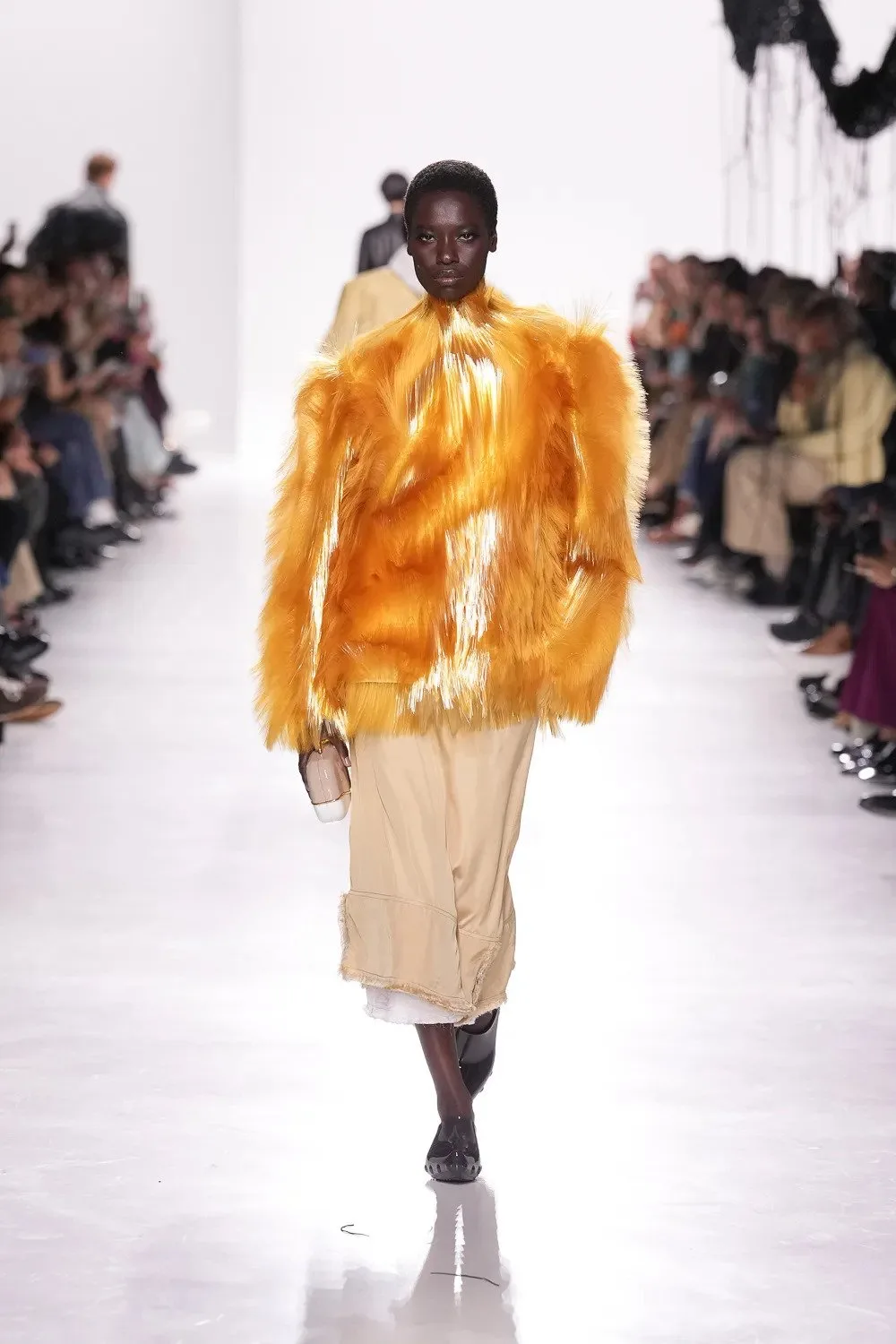 Bottega Veneta Xuân-Hè 2026 áo lông vàng