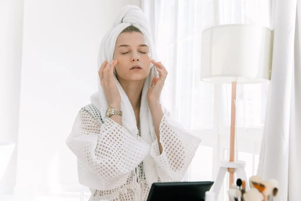 tự massage để giảm nếp nhăn tại nhà