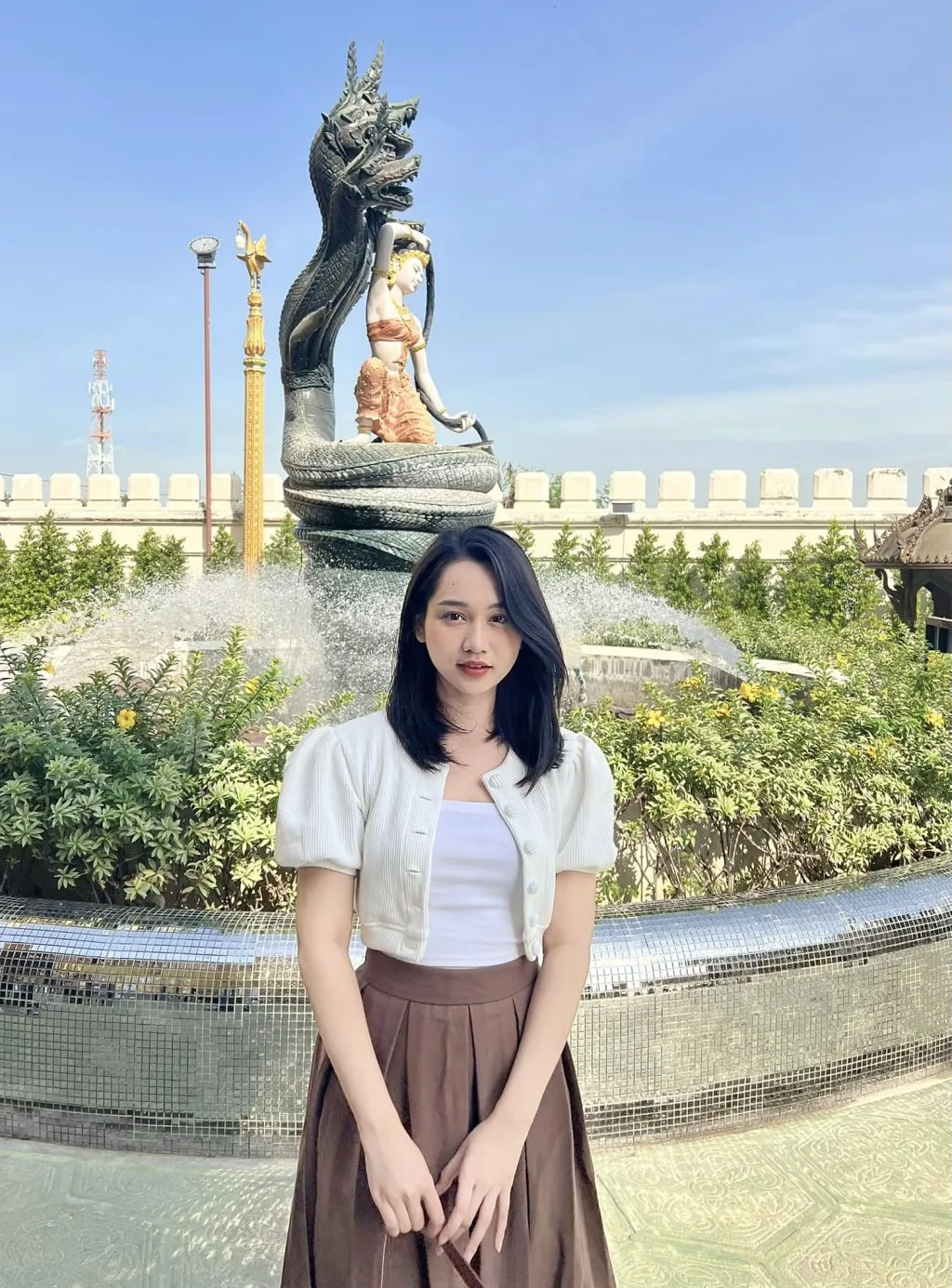 Trúc Anh với mái tóc layer ngang vai.