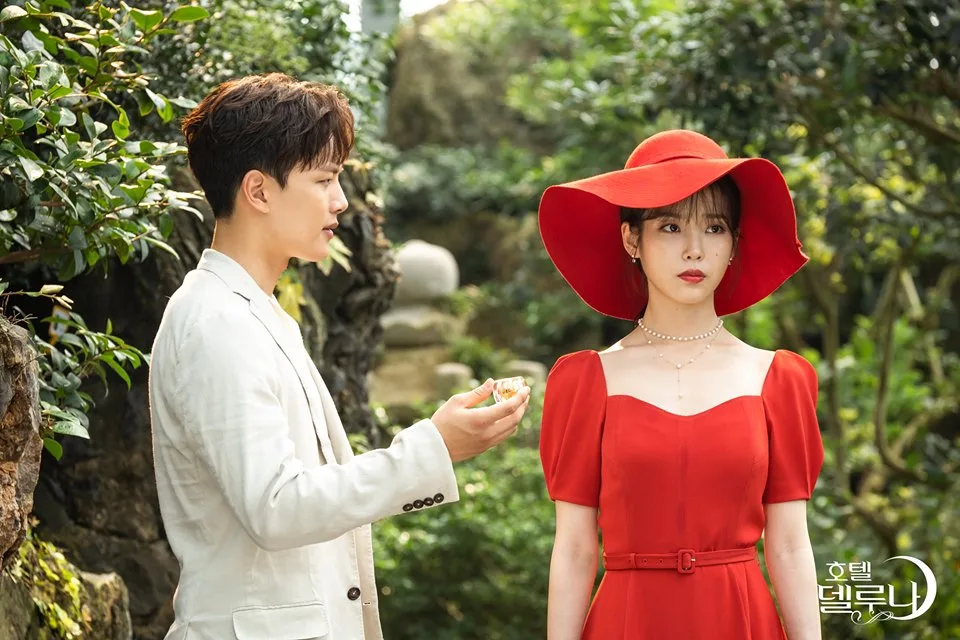 iu mặc đầm đỏ mũ đỏ hotel del luna ep 9