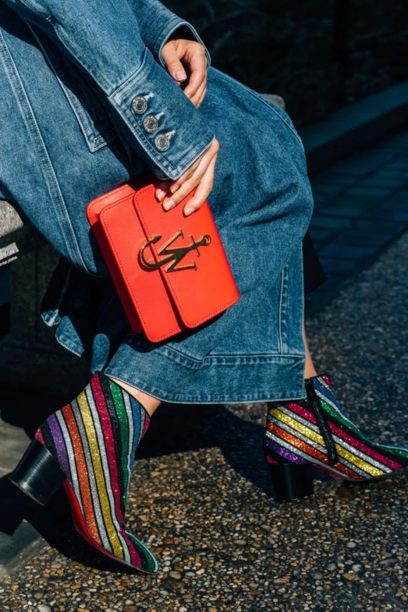 túi xách logo jw anderson màu cam chân váy denom bốt cổ thấp cầu vồng