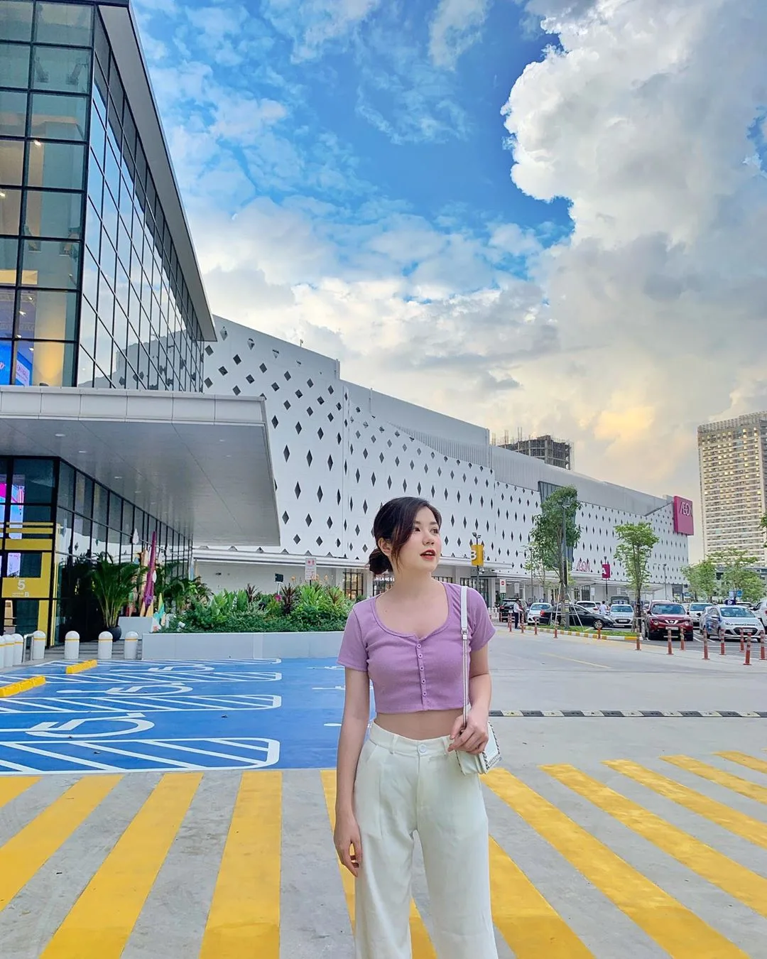 Hoài An (An Japan) mặc áo cardigan lửng thun trơn màu tím lilac