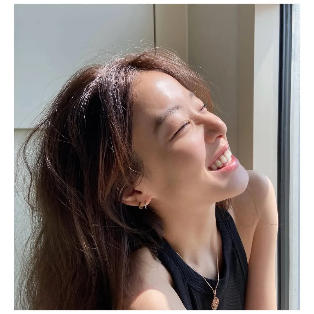 Lee Joo-myung cười tươi dưới nắng da đẹp