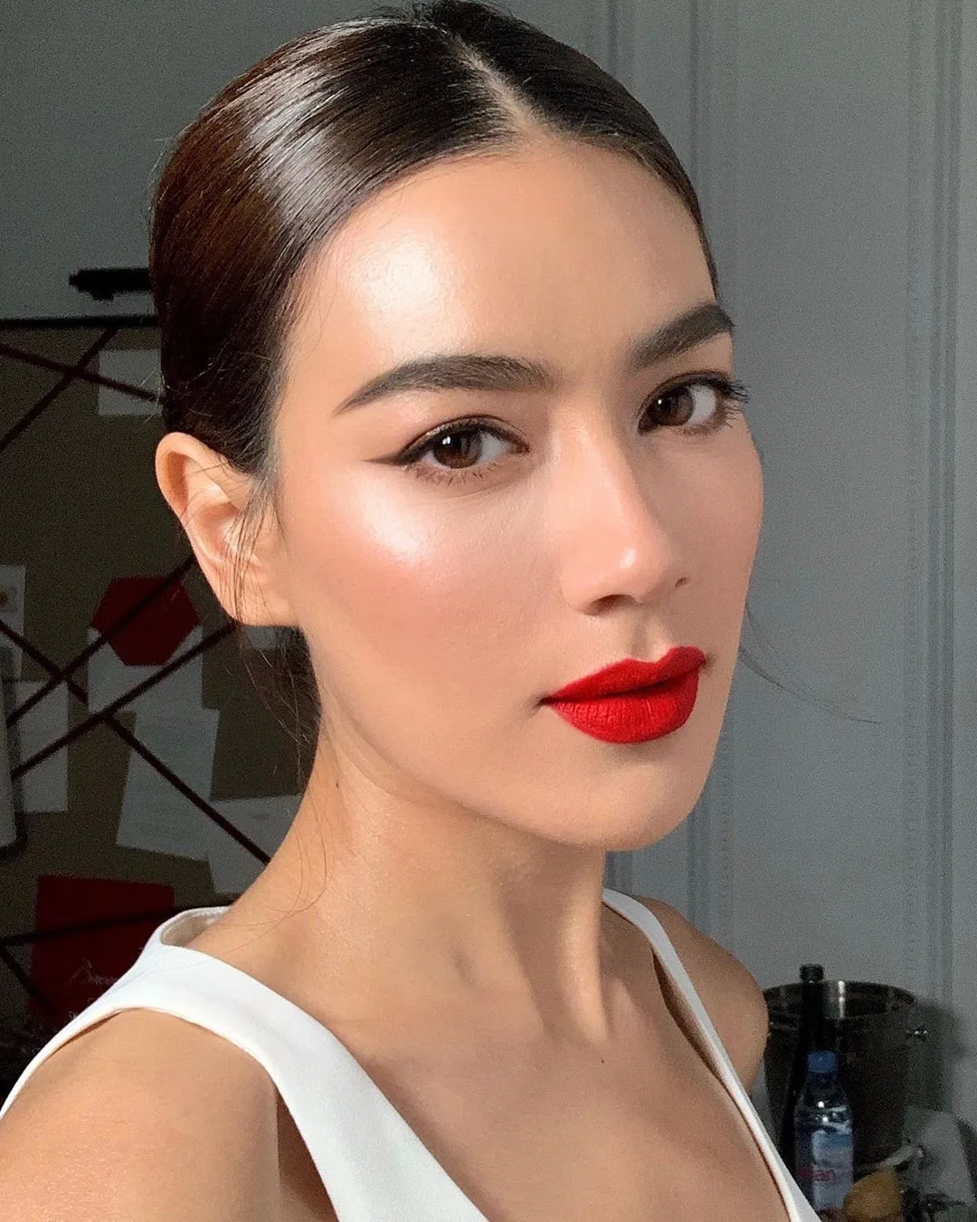Cô gái trang điểm căng bóng Cô gái trang điểm căng bóng