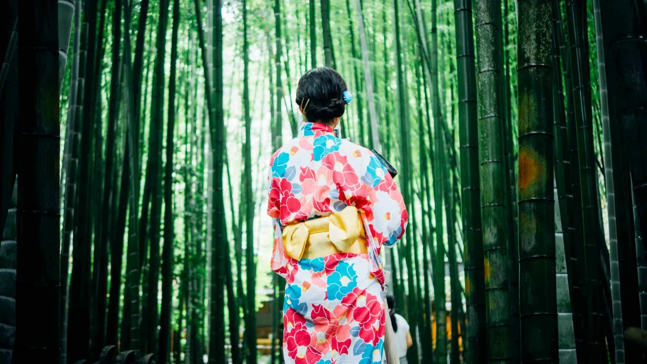 cô gái có phong cách sống nhật bản mặc kimono giữa rừng tre