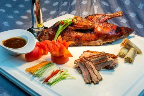 Buffet tối với nhiều món ăn Á hấp dẫn.