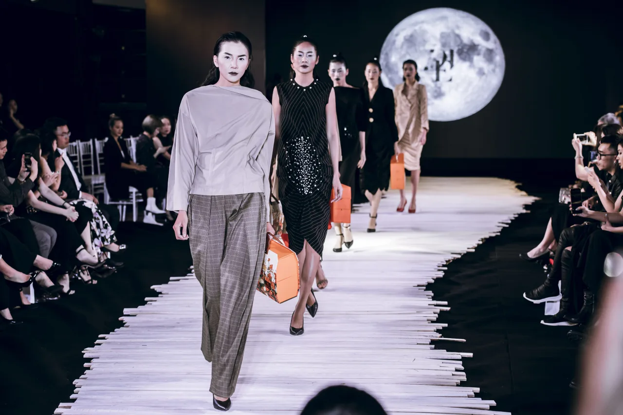 Người mẫu mặc đồ trắng đen trong show diễn Moonlight