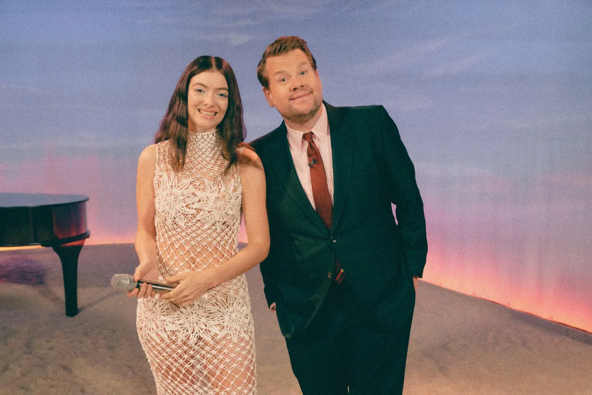 Lorde mặc thiết kế Cong Tri Thu Đông 2021