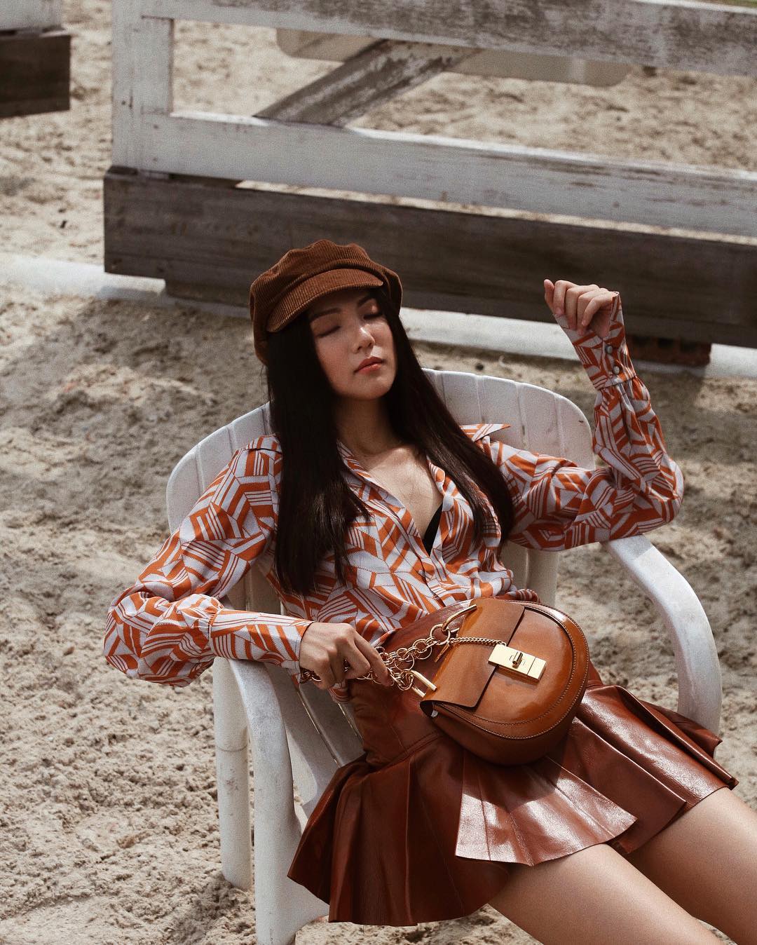 Gợi ý street style ấn tượng cho cung Bạch Dương với áo sơ mi họa tiết