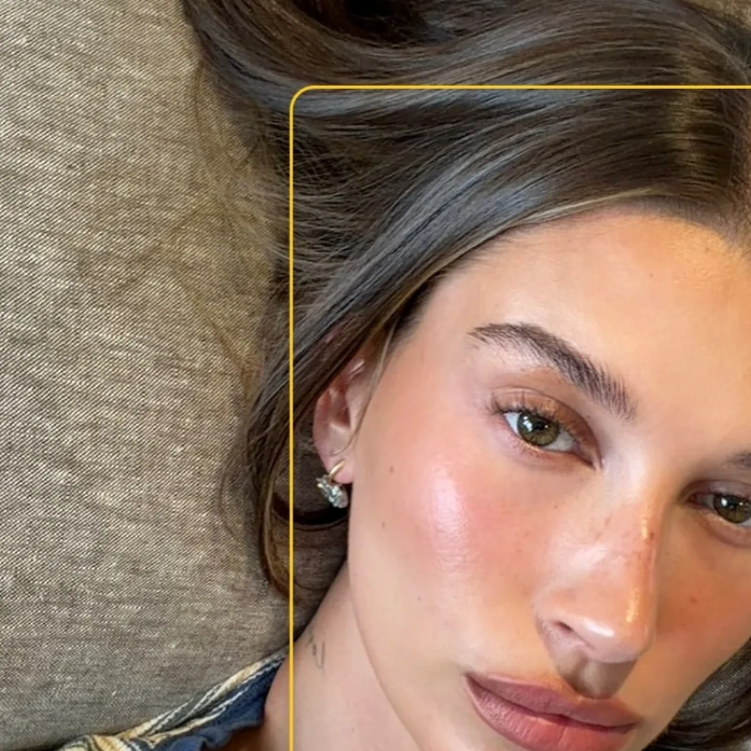 Hình ảnh Hailey Bieber với màu má hồng tự nhiên.