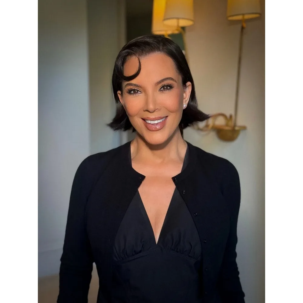 Kris Jenner với mái tóc đen ngắn
