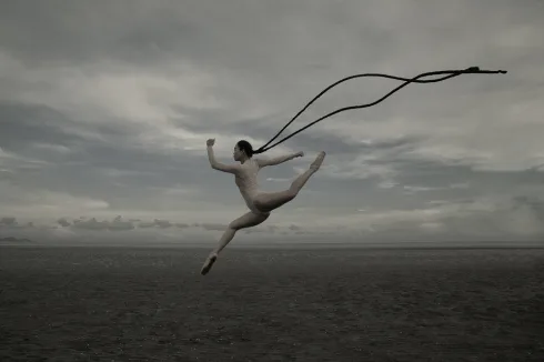 “Tóc” múa ballet trong bộ ảnh nghệ thuật “Arch” của Đỗ Hải Anh