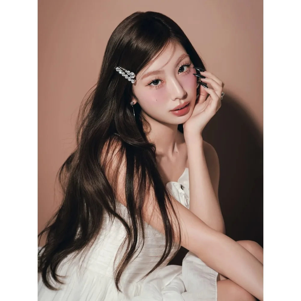 Người mẫu Nhật Bản Monako tóc nâu tạo dáng trước ống kính.