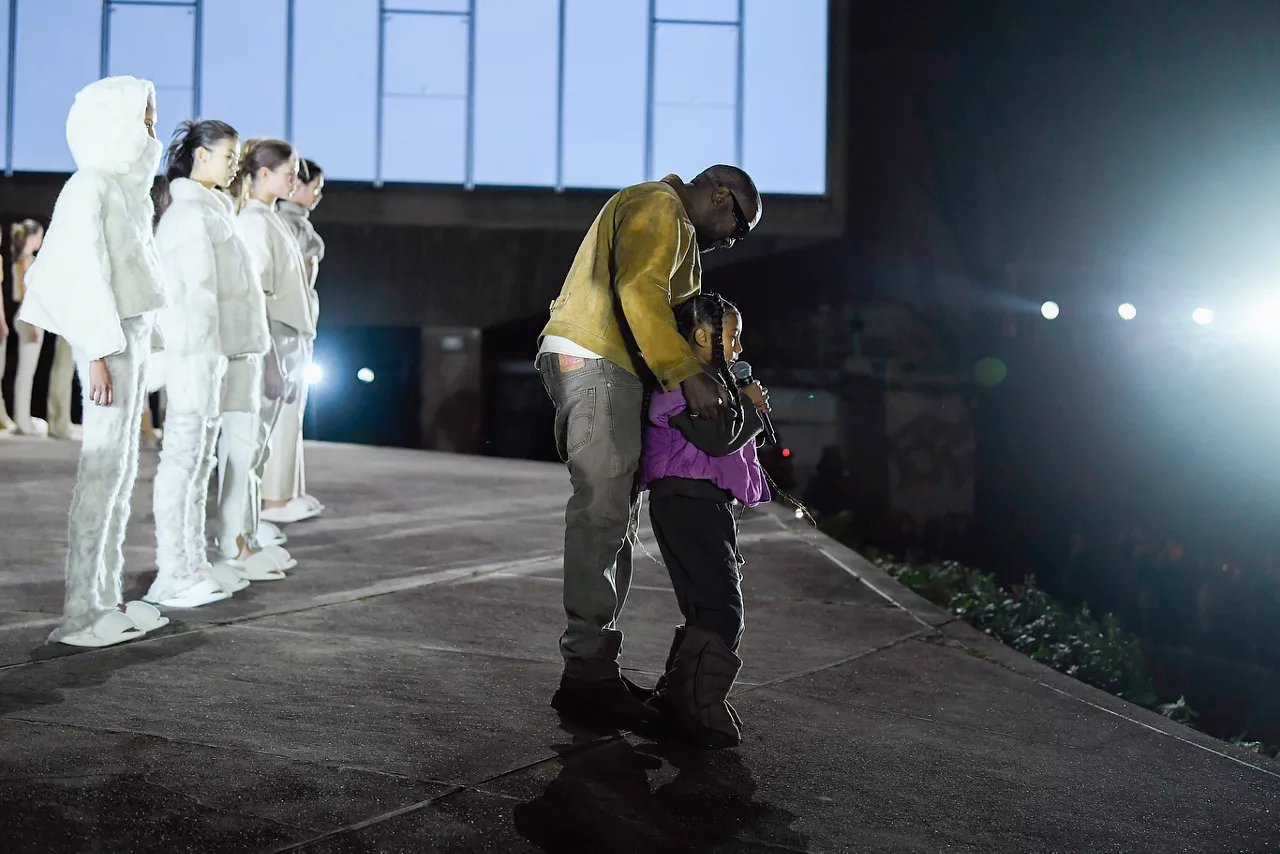 kanye và north west trên sàn diễn yeezy season 8 tuần lễ thời trang paris