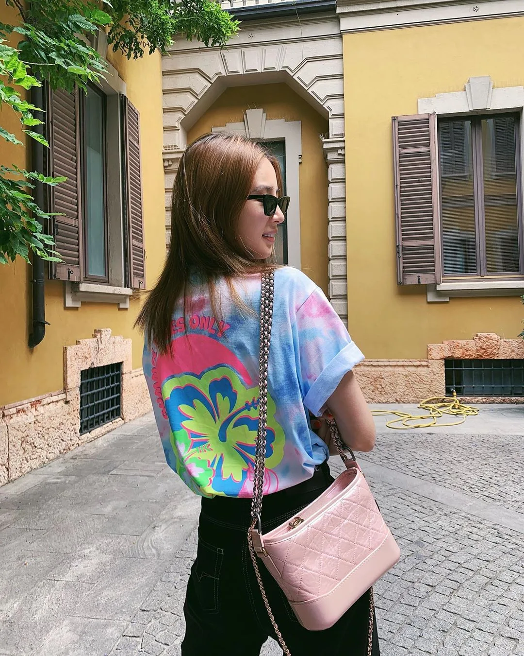 irene kim mặc áo thun nhuộm tie dye