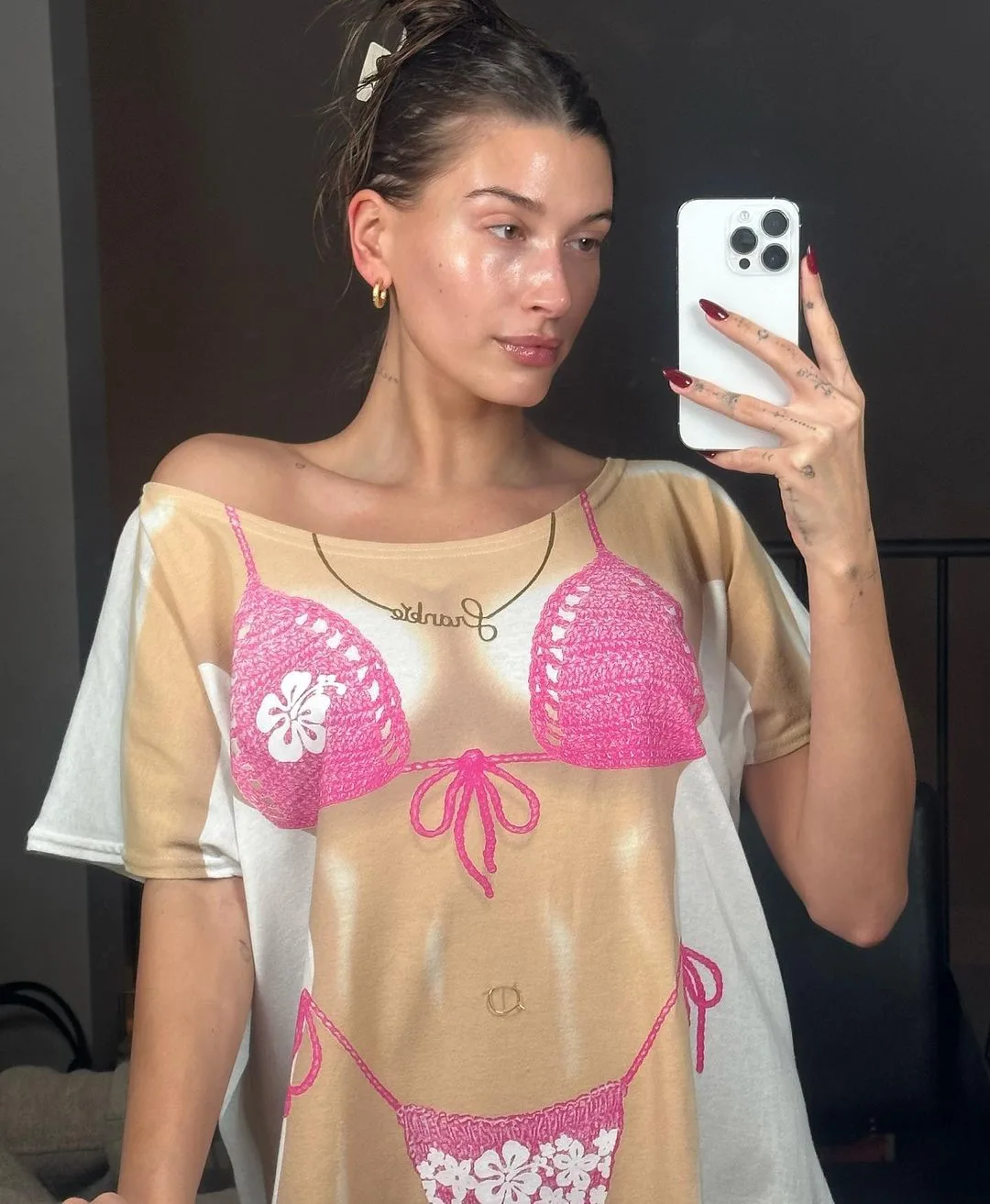 haileybieber diện thời trang ảo ảnh trompe l'oeil