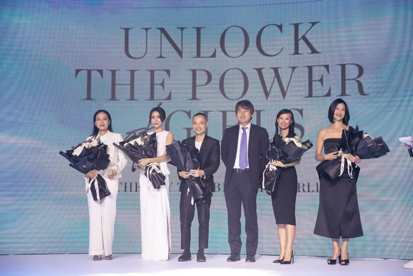 Tổng Giám Đốc công ty Shiseido Việt Nam, ông Isao Shirasuka trao tặng hoa thay lời cảm ơn đến các nhân vật đồng hành “Tỏa sáng sức mạnh tri thức” 2019 tại sự kiện. Tổng Giám Đốc công ty Shiseido Việt Nam, ông Isao Shirasuka trao tặng hoa thay lời cảm ơn đến các nhân vật đồng hành “Tỏa sáng sức mạnh tri thức” 2019 tại sự kiện.