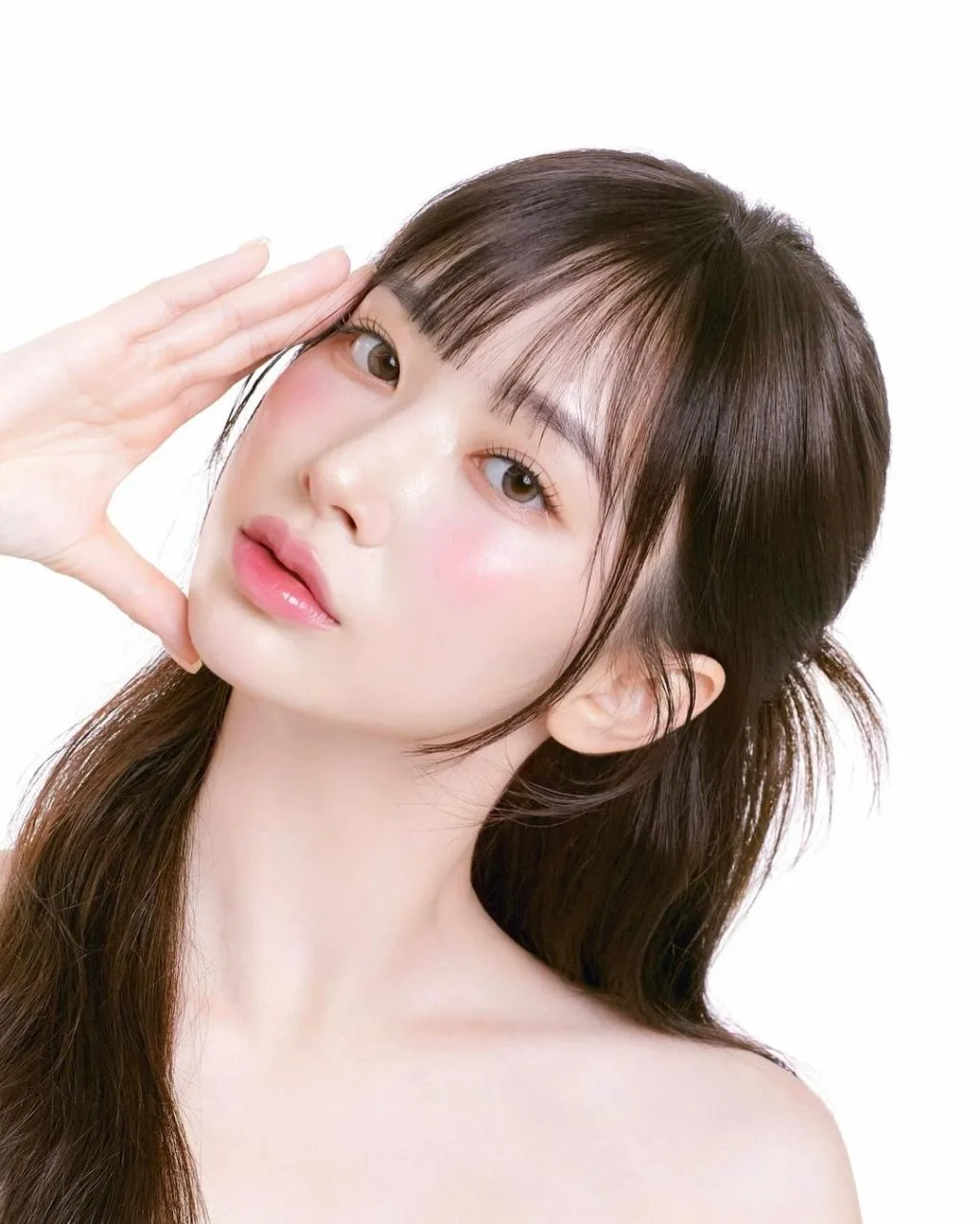 Cô gái da trắng mịn, không mụn trứng cá