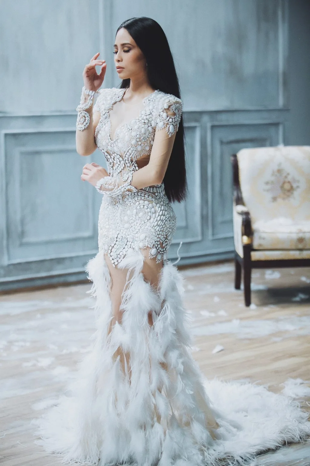 Bằng cách phiêu giọng hát, bằng cách sáng tác đưa âm hưởng ngũ cung, khán giả vẫn tìm thấy một ca nương Kiều Anh trong MV mới này.