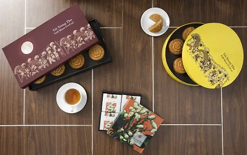 Thiết kế hộp bánh lấy cảm hứng từ bức tranh ‘Rước Đèn’ của họa sỹ trẻ Vũ Tuấn Anh gợi nhớ về ký ức tuổi thơ.
