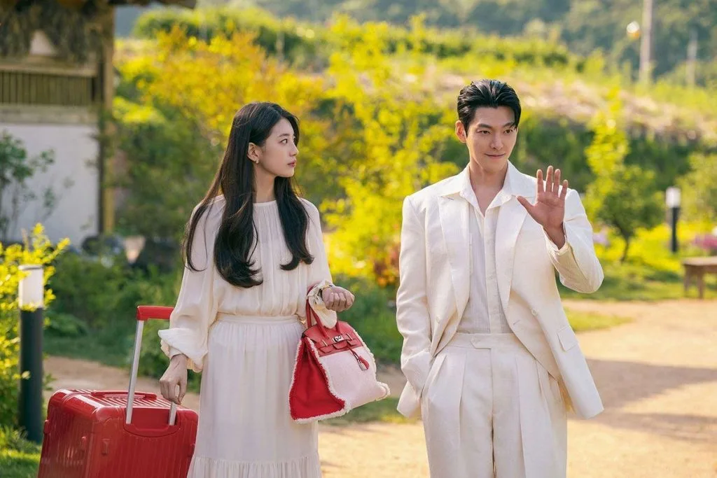 Suzy xuất hiện rạng rỡ trong chiếc váy chiffon trắng cùng bạn diễn Kim Woo Bin.