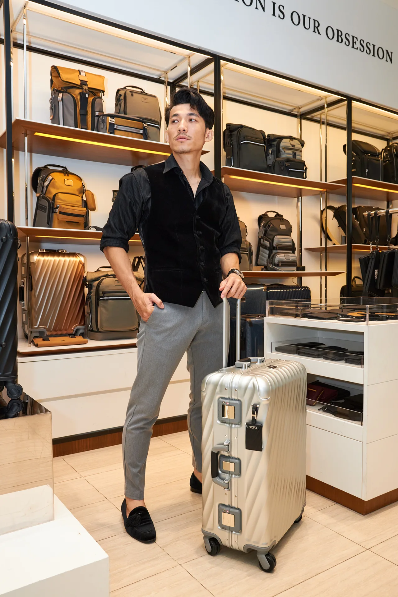 Liên Bỉnh Phát check in cùng vali TUMI 19D