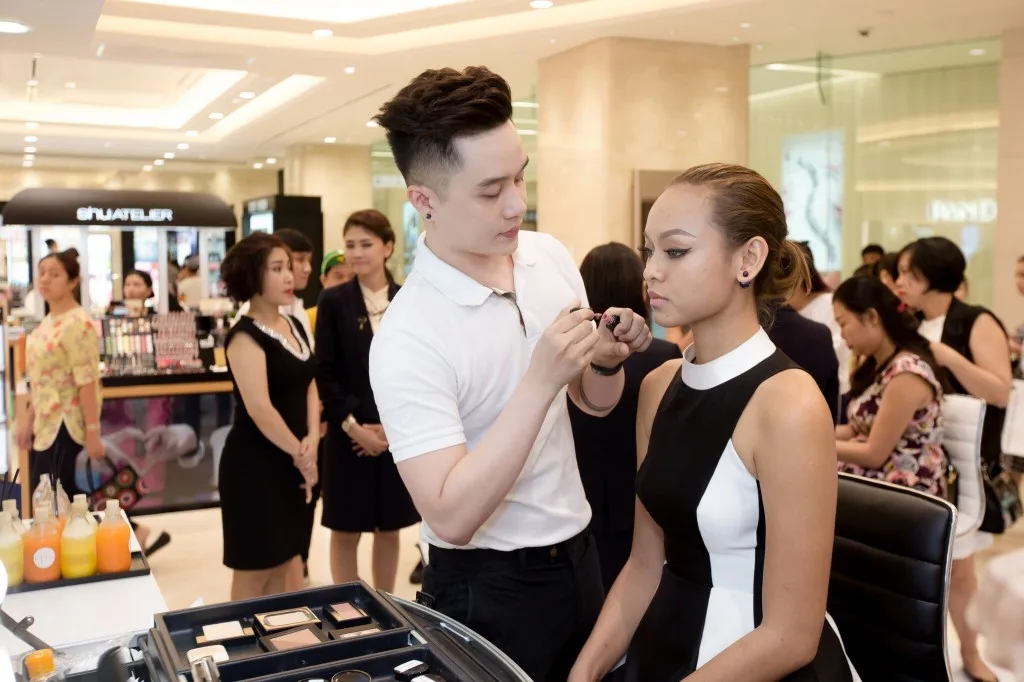 can-phong-bi-mat-cle-de-peau-beaute-tai-takashimaya 8