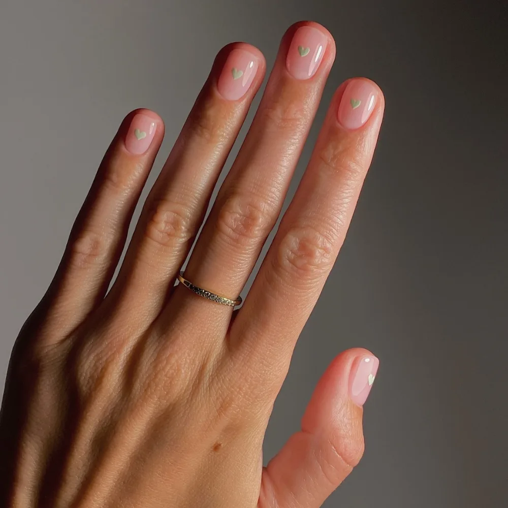 bàn tay với mẫu nail hàn họa tiết trái tim